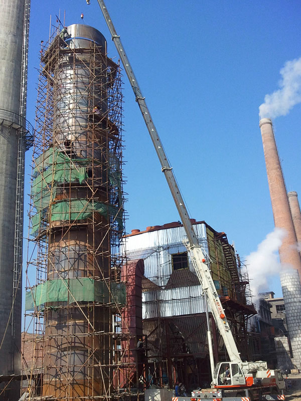 湘潭堿業(yè)公司40米脫硫塔吊裝現場